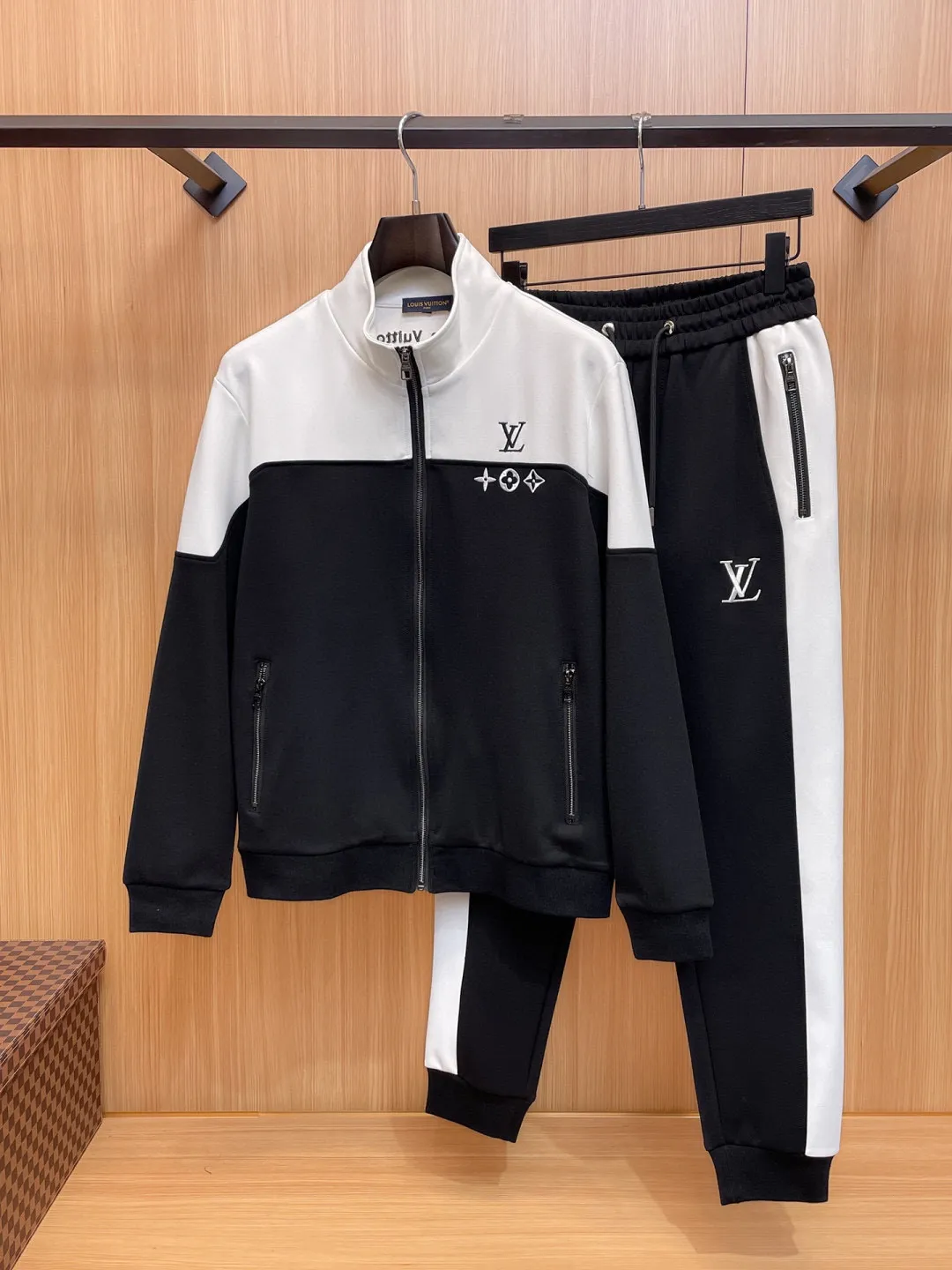 🅿️720 [LV Louis Vuitton] hot-selling suit is coming. Focus on the original version of the official website. 2025 new hot-selling cardigan and sweatshirt suit. The original order is the best. 🇭🇰The meticulous work of top designers. It has a fitting and perfect upper body effect. All-natural high-quality Tencel Roman cotton 100%, close-fitting comfort, noble and elegant! Original hardware embodies elegance and nobility! Counter size: M-3XL (maximum wear up to 190 pounds)